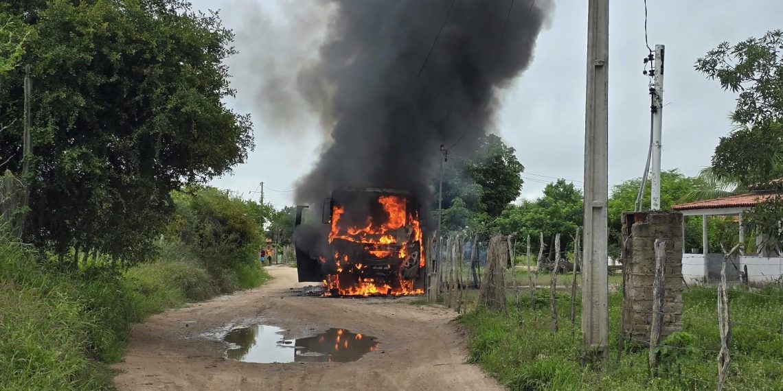 Ônibus escolar de Barrocas pega fogo enquanto recolhia estudantes na zona rural