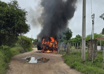 Ônibus escolar de Barrocas pega fogo enquanto recolhia estudantes na zona rural