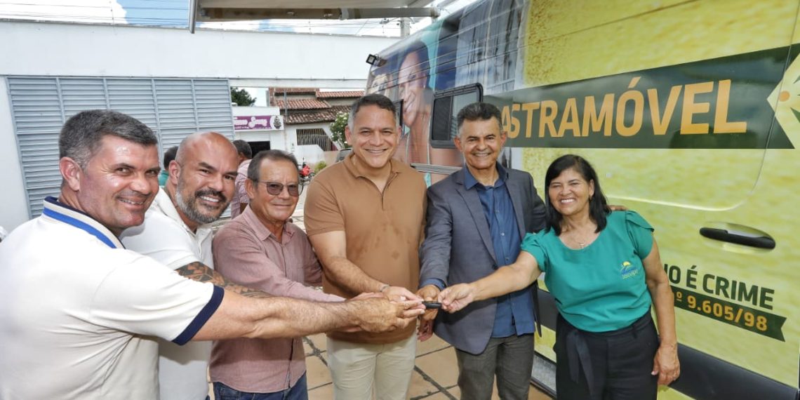 Governo da Bahia entrega unidade de Castramóvel para fortalecer controle populacional de cães no semiárido