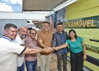 Governo da Bahia entrega unidade de Castramóvel para fortalecer controle populacional de cães no semiárido