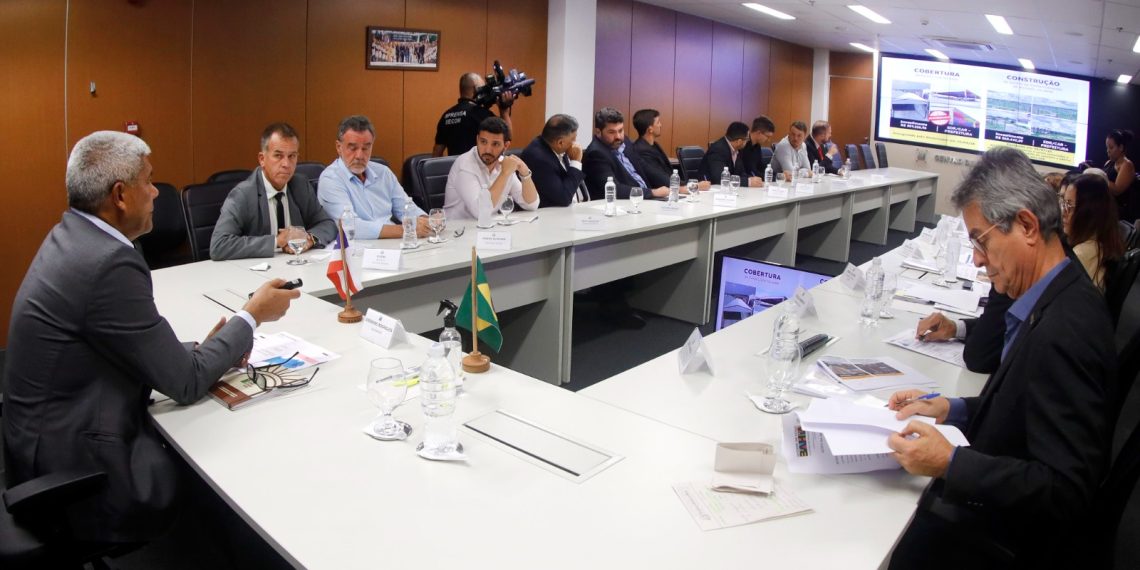 Em reunião com prefeito de Retirolândia, governador destaca investimentos de R$ 84 milhões no município e entrega veículos para a saúde