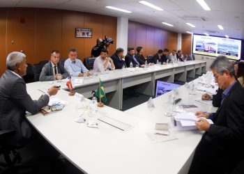 Em reunião com prefeito de Retirolândia, governador destaca investimentos de R$ 84 milhões no município e entrega veículos para a saúde