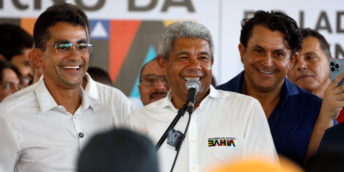 Após maratona de ações em cinco cidades na sexta, o governador Jerônimo começa agenda de sábado em Capela do Alto Alegre