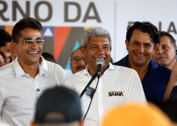 Após maratona de ações em cinco cidades na sexta, o governador Jerônimo começa agenda de sábado em Capela do Alto Alegre