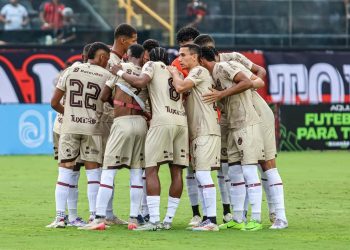 Jacuipense domina o Vitória com um jogador a mais, arranca empate no Barradão, mas perde nos pênaltis
