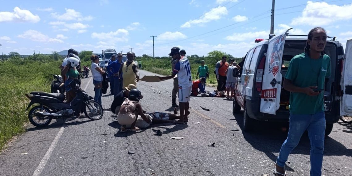 Colisão envolvendo moto e bicicleta na BA 411 deixa condutores feridos; ambos foram socorridos pela Águia Resgate