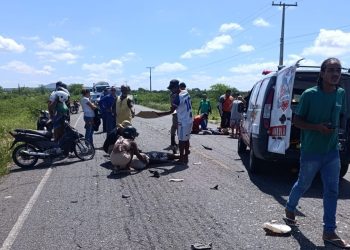 Colisão envolvendo moto e bicicleta na BA 411 deixa condutores feridos; ambos foram socorridos pela Águia Resgate