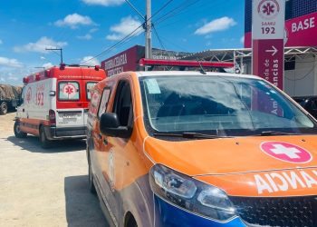 Mulher fica gravemente ferida após cair de garupa de moto