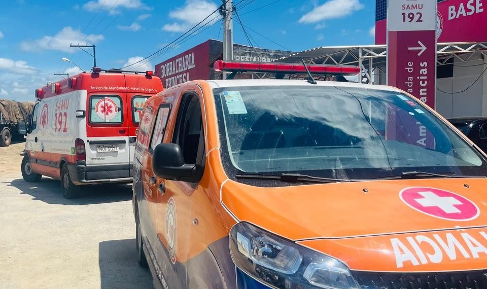 Mulher fica gravemente ferida após cair de garupa de moto