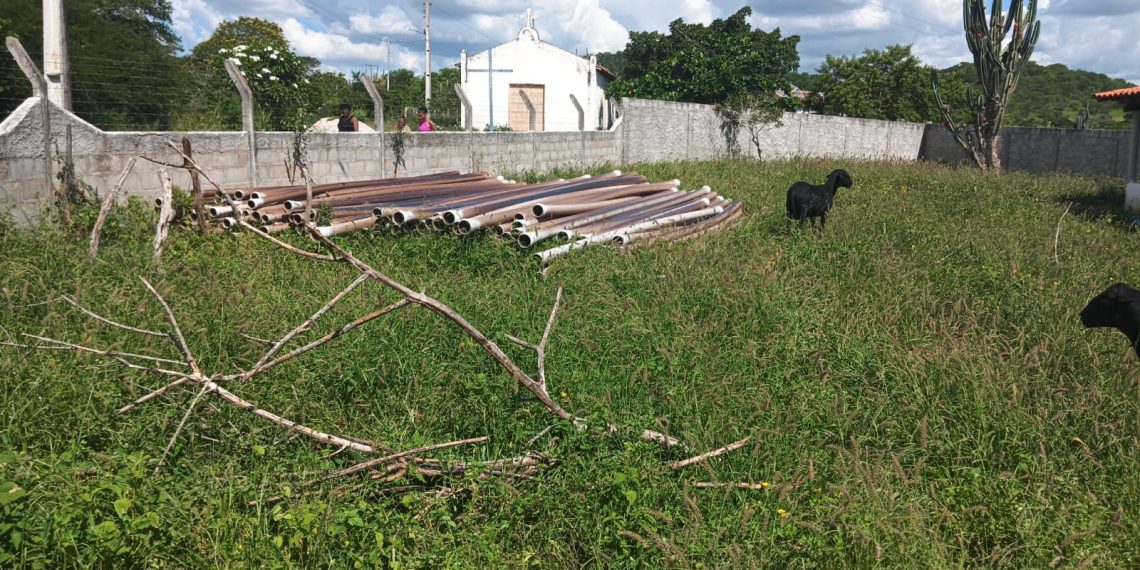 Obra abandonada há seis meses deixa comunidade no limite entre Ichu e Candeal sem água encanada