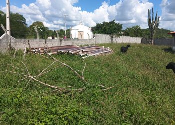 Obra abandonada há seis meses deixa comunidade no limite entre Ichu e Candeal sem água encanada