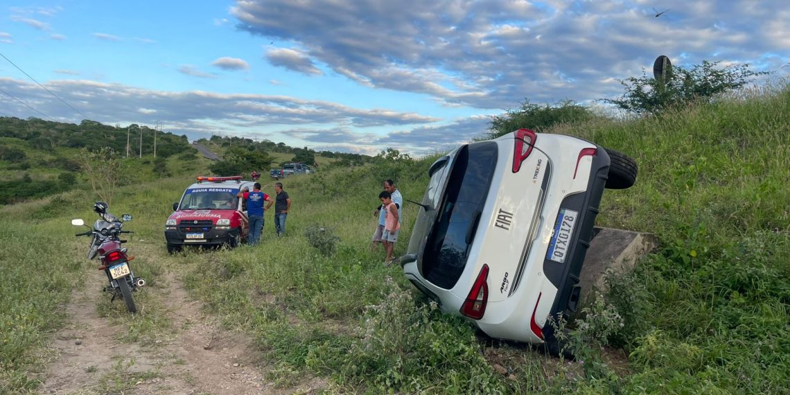 Carro tomba em ribanceira da BA 120 no trecho Retirolândia – Coité