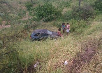Capotamento deixa gestante de 7 meses ferida na BA-120, entre Coité e Retirolândia