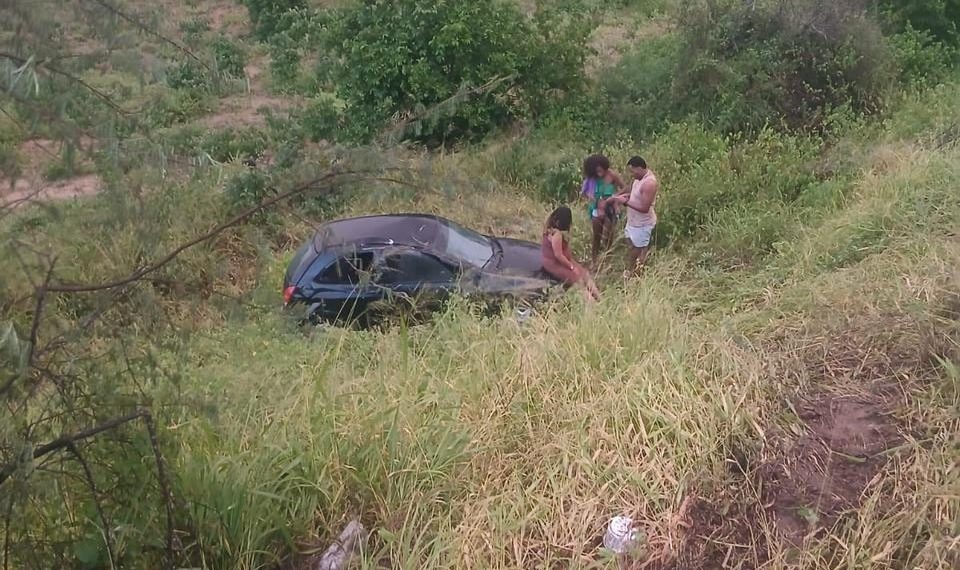 Capotamento deixa gestante de 7 meses ferida na BA-120, entre Coité e Retirolândia