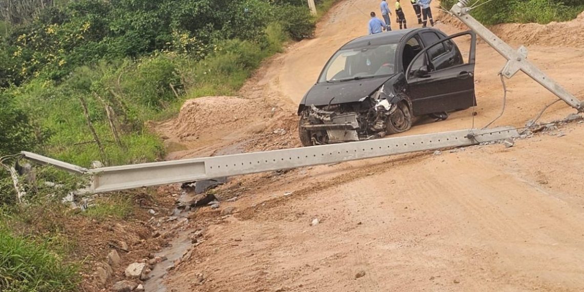 Mulher fica ferida após carro bater em poste na zona rural de Santaluz