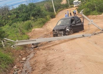 Mulher fica ferida após carro bater em poste na zona rural de Santaluz