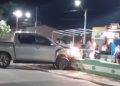 Comerciante é baleado no centro de Itiúba e durante fuga suspeito bate caminhonete em canteiro de praça