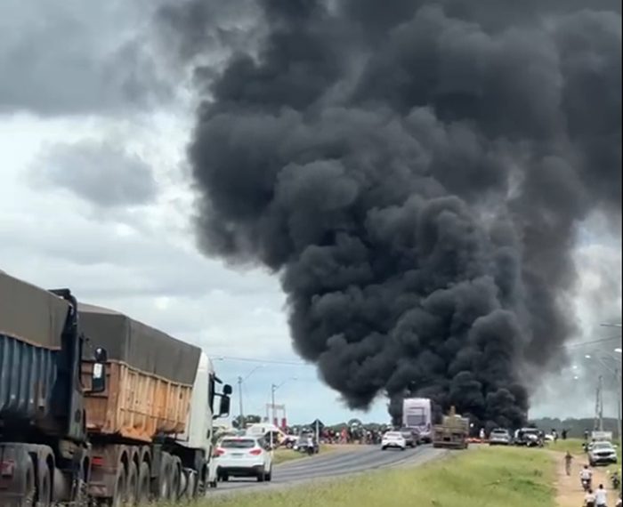 Moradores de Nova Fátima protestam e fecham a BR-324 pedindo justiça por morte de cinco jovens