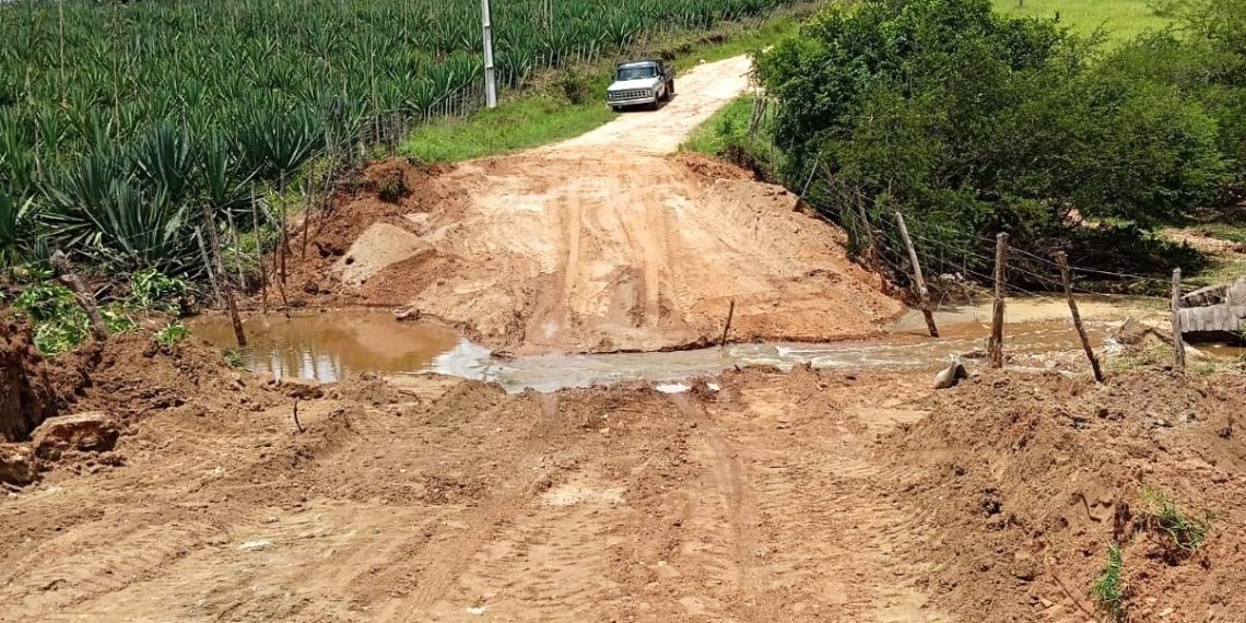Prefeitura recupera trecho onde ponte foi levada pela forte correnteza, mas problema deve voltar