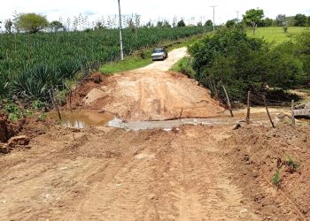 Prefeitura recupera trecho onde ponte foi levada pela forte correnteza, mas problema deve voltar