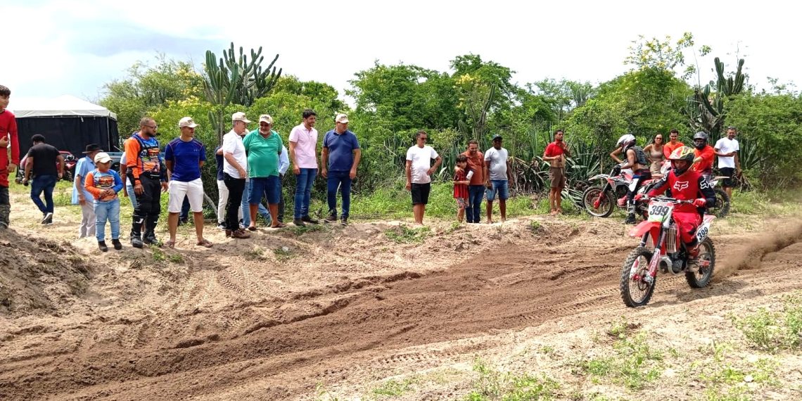 Retirolândia II – Evento de motocross reúne lideranças políticas de diferentes correntes na zona rural do município