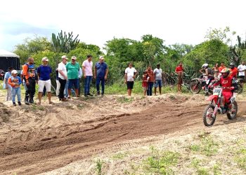 Retirolândia II – Evento de motocross reúne lideranças políticas de diferentes correntes na zona rural do município