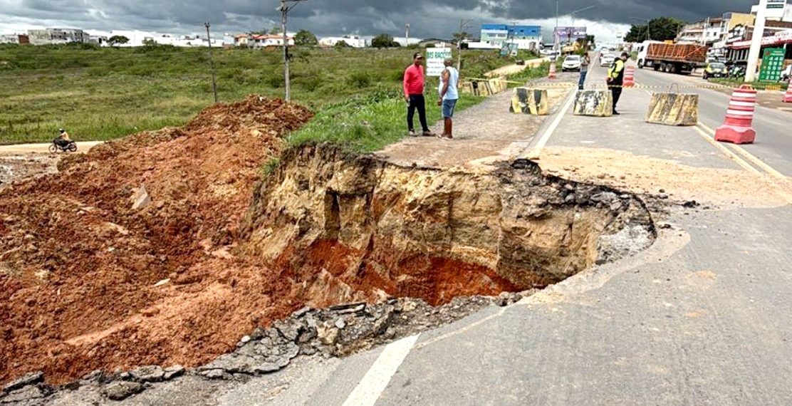DNIT interdita parcialmente trecho da BR 116 Norte após abertura de cratera pelas fortes chuvas