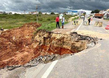 DNIT interdita parcialmente trecho da BR 116 Norte após abertura de cratera pelas fortes chuvas