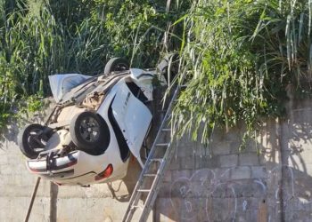 Salvador – Carro cai de altura de cerca de 17 metros e deixa adolescente preso às ferragens