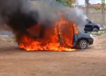 Homem revoltado atéia fogo no próprio carro após retitar de oficina