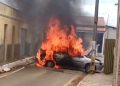 Carro é consumido pelo fogo após ser retirado de garagem