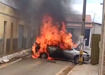 Carro é consumido pelo fogo após ser retirado de garagem