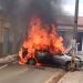 Carro é consumido pelo fogo após ser retirado de garagem