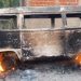 Transporte escolar é destruído por incêndio em rua movimentada da cidade