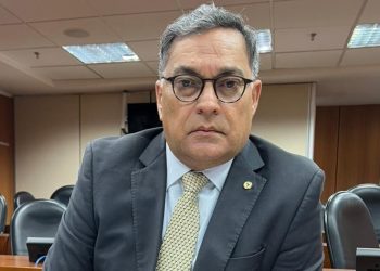 Luciano Araujo cobra Neoenergia Coelba sobre falhas no fornecimento de energia